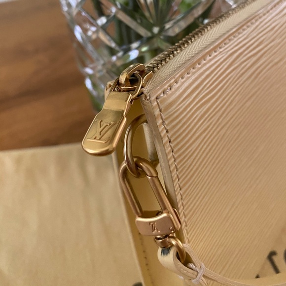 Louis Vuitton Epi Leather Pochette - Vanilla - Picture 9 of 16